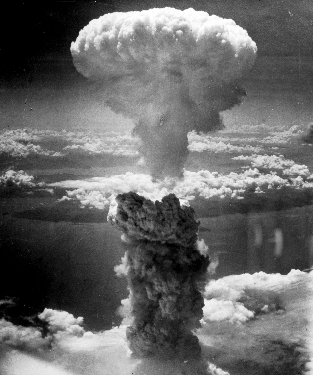 Взрыв атомной бомбы в Нагасаки