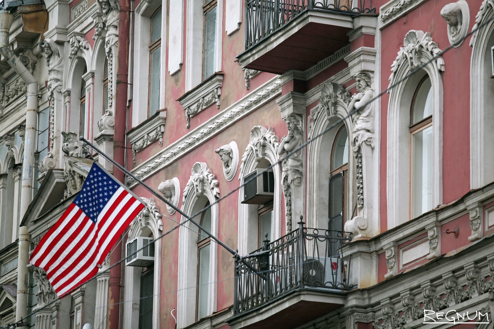 Что стало на месте парковок для дипломатов США в городах РФ: фоторепортаж