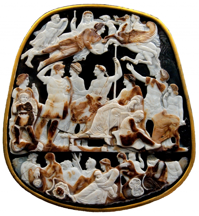 Великая французская камея, ок. 23 года н. э. Октавиан изображён вознесённым на небо