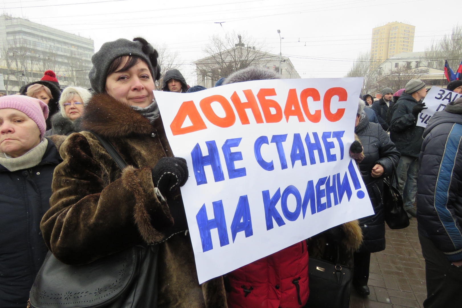 Промышленные товары в ДНР не каждому по карману, в «лабутенах» тут не ходят