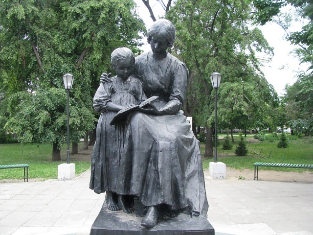 Памятник Первой Учительнице, Саратов 