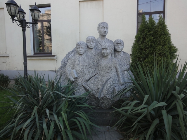 Памятник крымскому учителю в Симферополе 