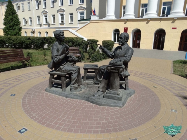 Памятник «Преподаватель и студент» в Воронеже 