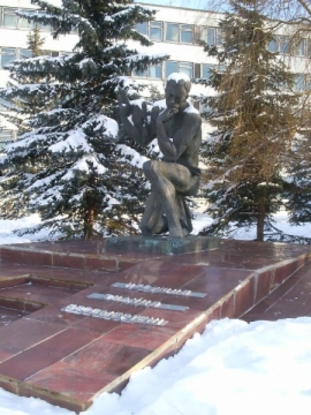 Памятник Учителю в Брянске 