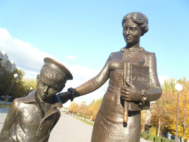 Памятник первой учительнице в Волгограде 