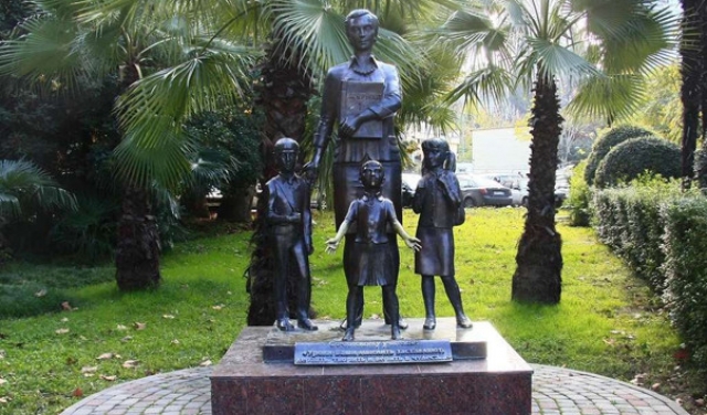 Памятник учительнице в Сочи 