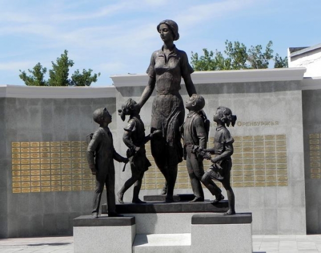Памятник учительнице в Оренбурге 