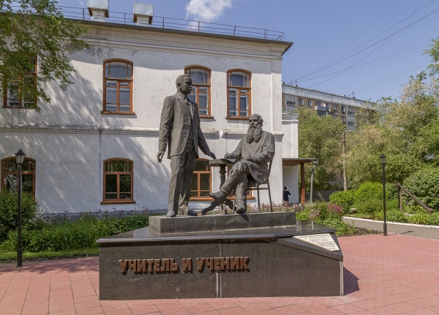 Памятник «Учитель и ученик» в Новокузнецке 