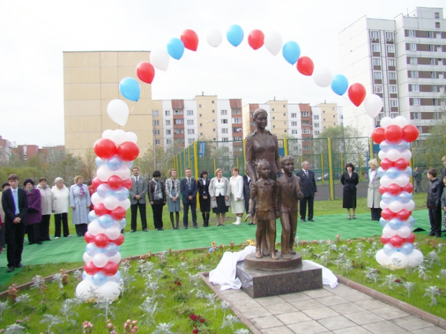 Памятник «Учительница первая моя» в Москве 