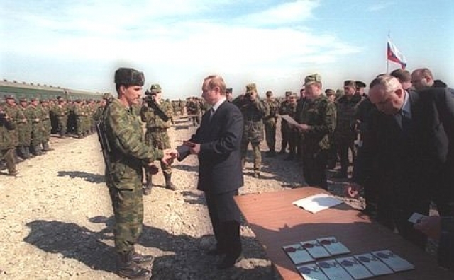 Владимир Путин принял участие в церемонии вывода из Чечни парашютно-десантного полка. 2000 год