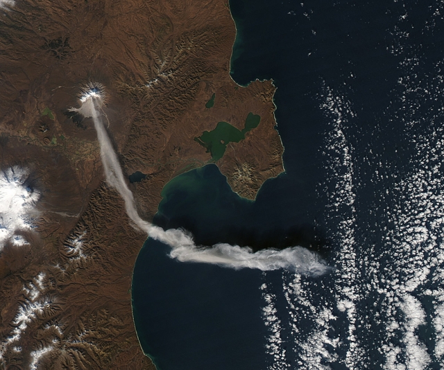 Извержение вулкана Шивелуч. Снимок из космоса