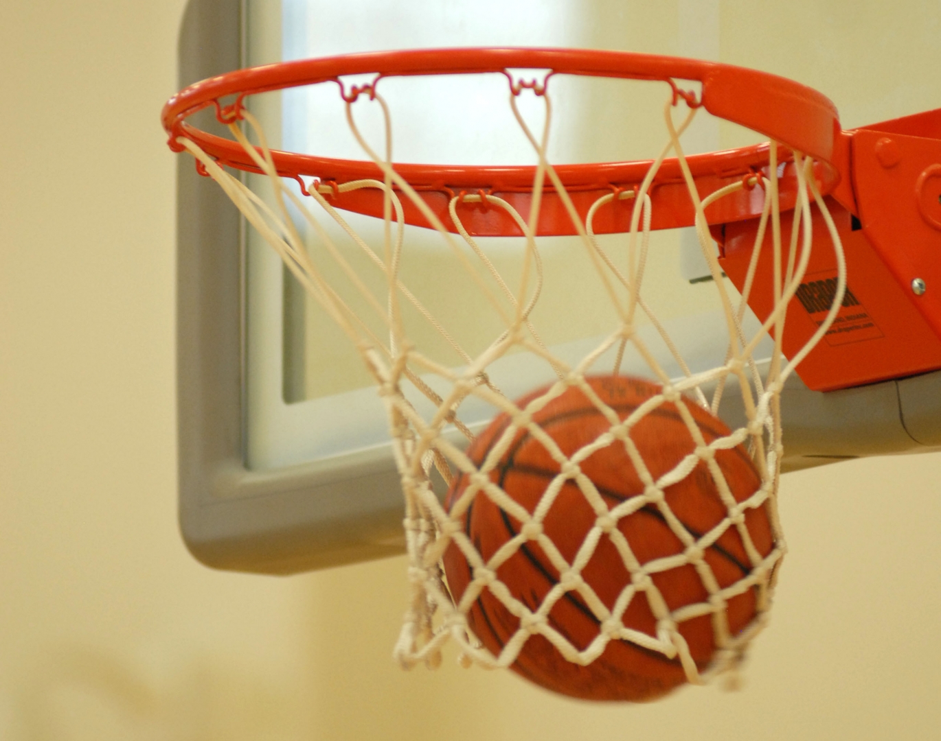 Баскетбольный мяч летит в кольцо