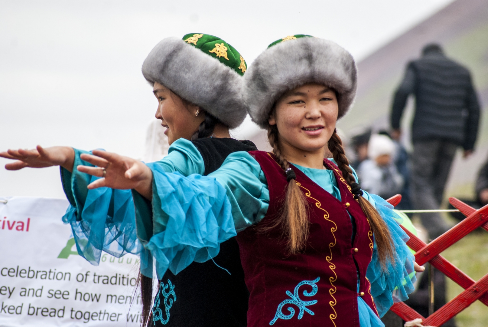 Киргизия на киргизском. Киргизия народ. Киргизия люди. Киргизия народы населяющие. Кыргызская нация.