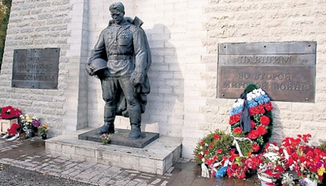 Памятник советским воинам-освободителям Таллина «Бронзовый солдат»