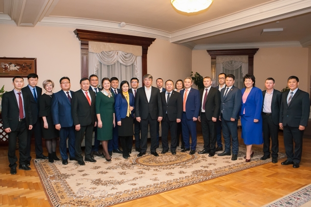 Глава Бурятии Алексей Цыденов (в центре) с кандидатами в министры 