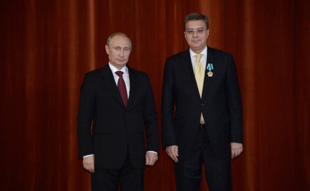 Владимир Путин и Владимир Дорохин на церемонии награждения государственными наградами