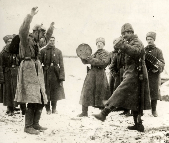 Братание немецких и русских солдат на фронте. 1917 год