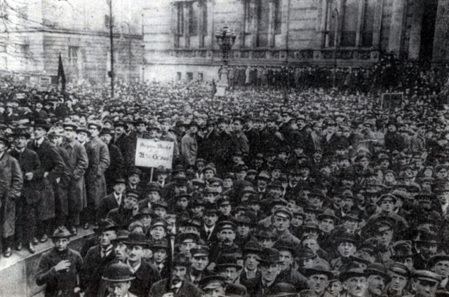 Демонстрация 16 декабря 1918 г. в Берлине перед зданием, где заседал Всегерманский съезд рабочих и солдатских Советов