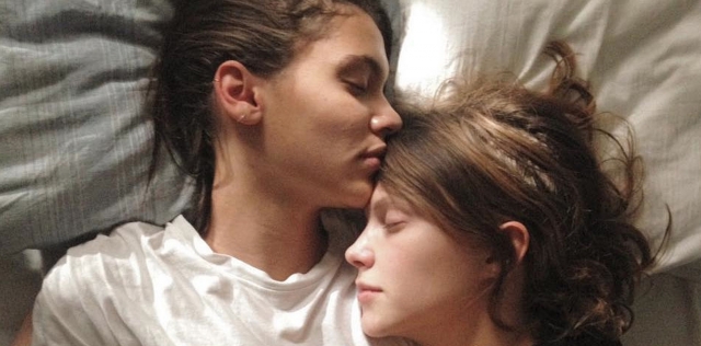 две лесбиянки целуются на улице, демонстрируя свои права - гей-прайд