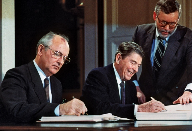Михаил Горбачев и Рональд Рейган подписывают Договор о ликвидации ракет средней и меньшей дальности. Вашингтон, 8 декабря 1987 года