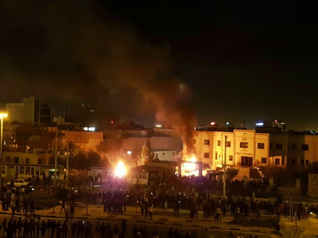Подожженное протестующими здание прокуратуры в городе Кашан