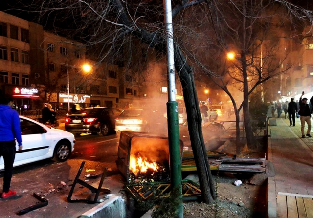 Следы беспорядков на улице Тегерана 30 декабря. 