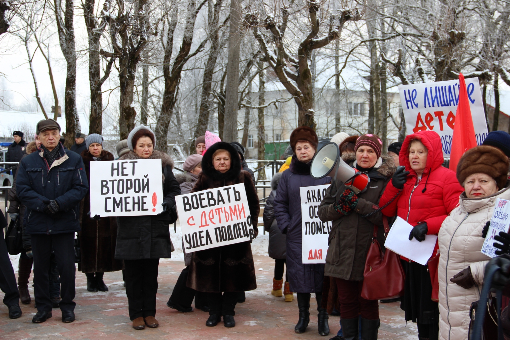 Жители Малой Вишеры вышли на митинг против переезда школы