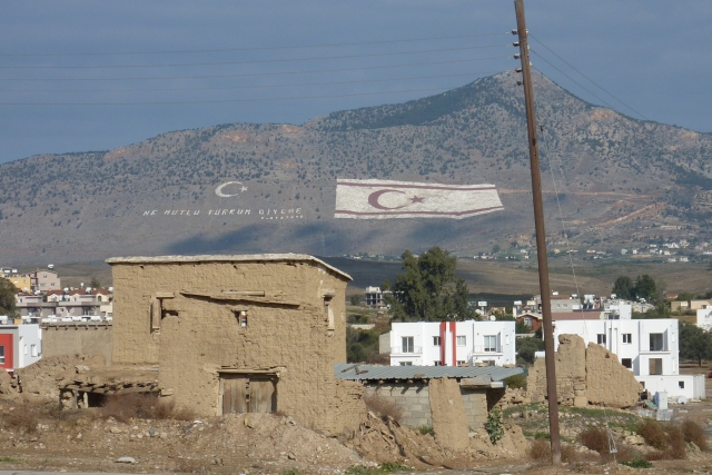 Флаг Турецкой Республики Северного Кипра на склоне холма над Тассентом. Северный Кипр