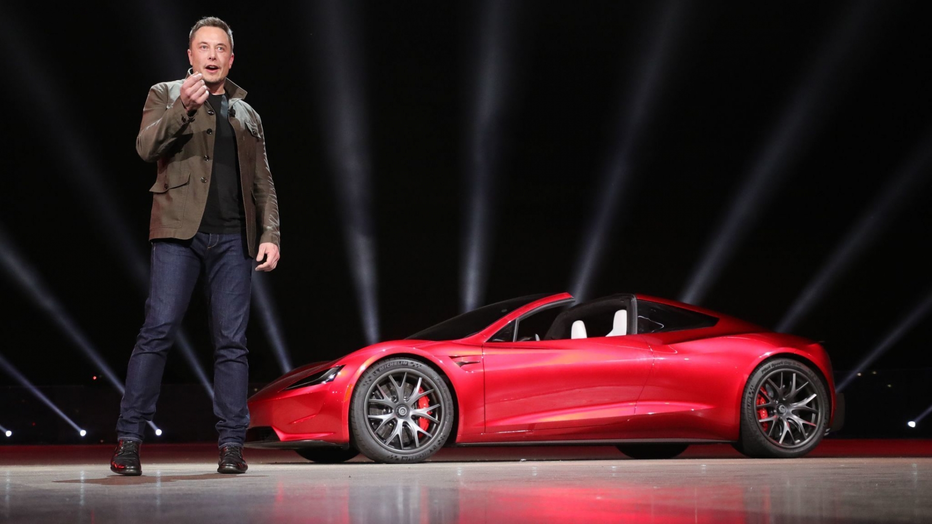 Илон Маск опубликовал кадры с автомобилем Tesla Roadster на орбите