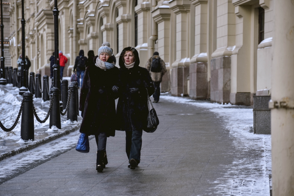 Потепление в москве в декабре. Европа 3 апреля снег. В воскресенье в Москве ожидаются гололедица и до семи градусов Мороза.