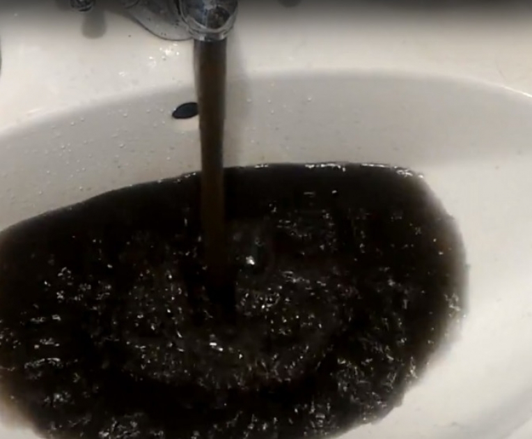 Значение черную воду. Черная вода из под крана. Чёрная вода питьевая.