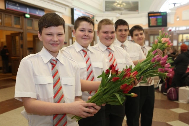 В Красноярском крае женщинам дарили цветы и «Весеннее настроение»