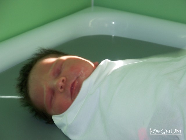 Новорожденный ребёнок в перинатальном центре ДАР (Дети. Алтай. Россия)