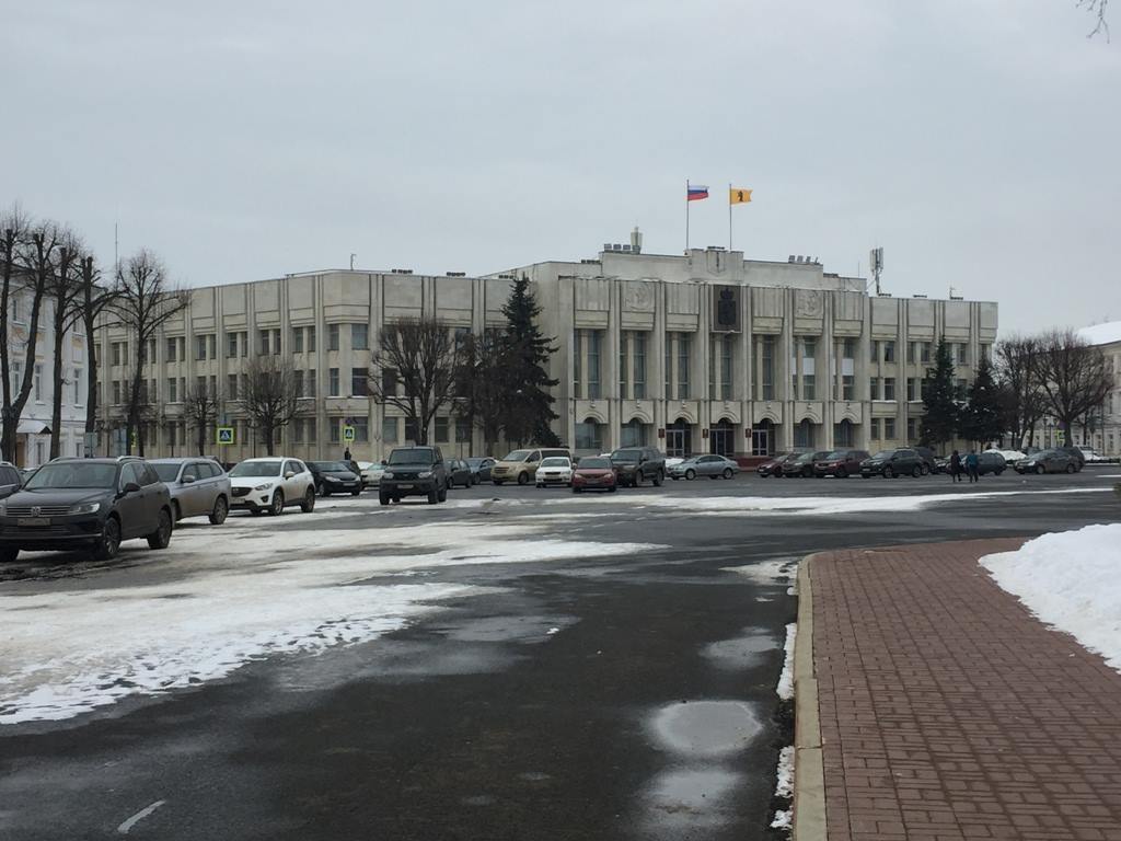 В Ярославле главная площадь города превратилась в парковку