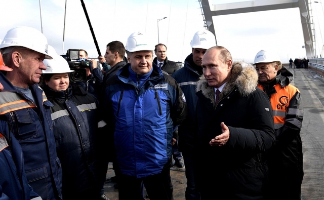 Владимир Путин во время осмотра готового участка автодорожной части Крымского моста. Беседа со строителями