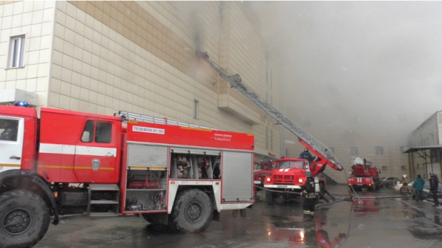 Пожарные на объекте. Горит ТЦ «Зимняя вишня» в Кемерове