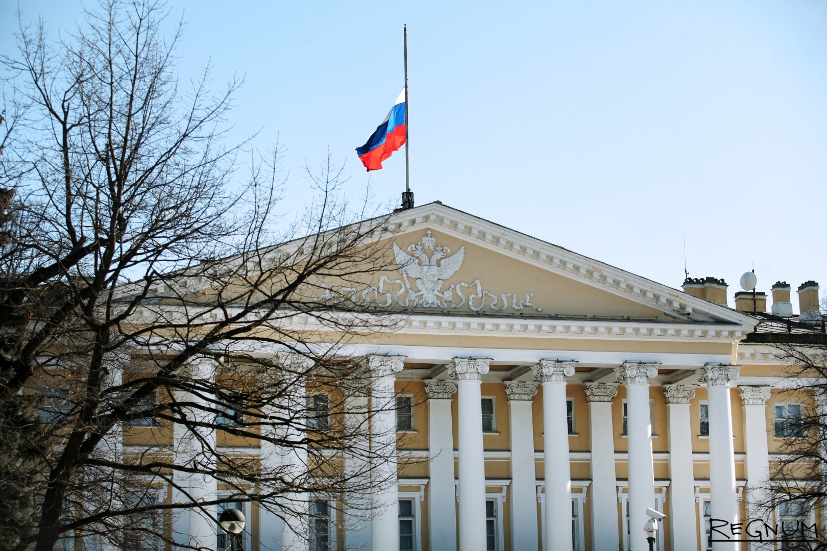 В Петербурге приспущены флаги: люди скорбят о жертвах пожара в Кемерово