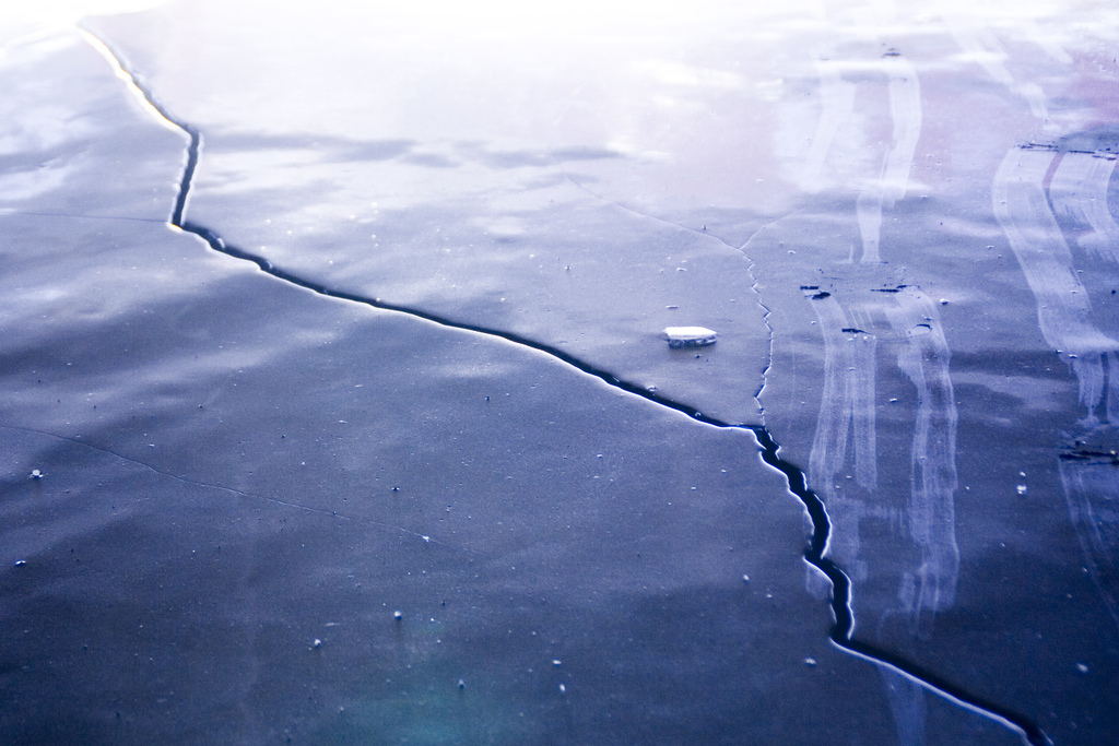 Трещины на льду. Треснувший лед. Лед на реке. Лед трескается.