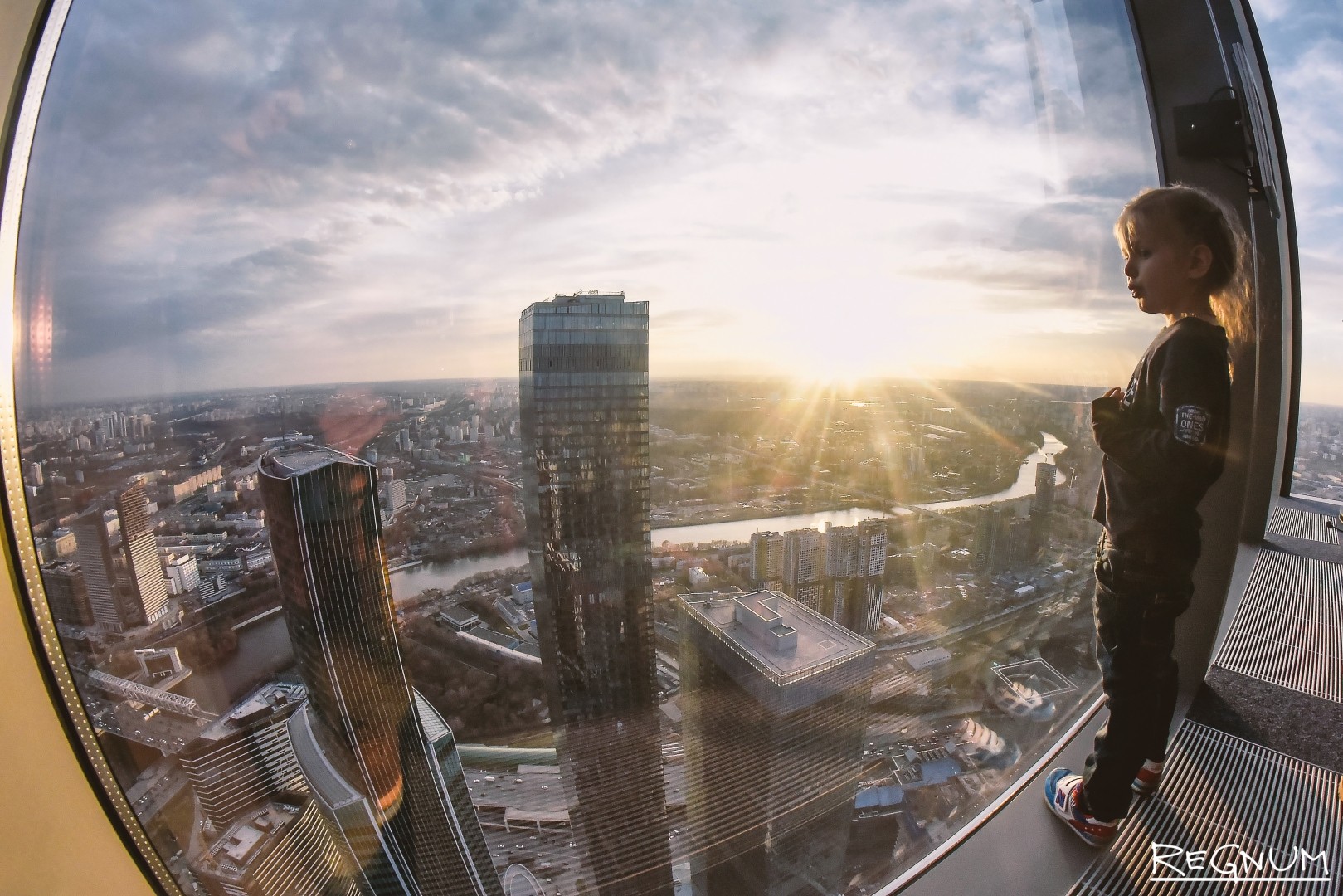 Смотровая сити. Смотровая площадка в Москва-Сити Panorama 360 - г. Москва. Фотосессия на смотровой площадке. Вид из смотровых площадок. Смотровая площадка на фоне Москва Сити.