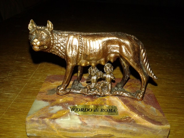 Сувенирная статуэтка волчицы, Ромула и Рема