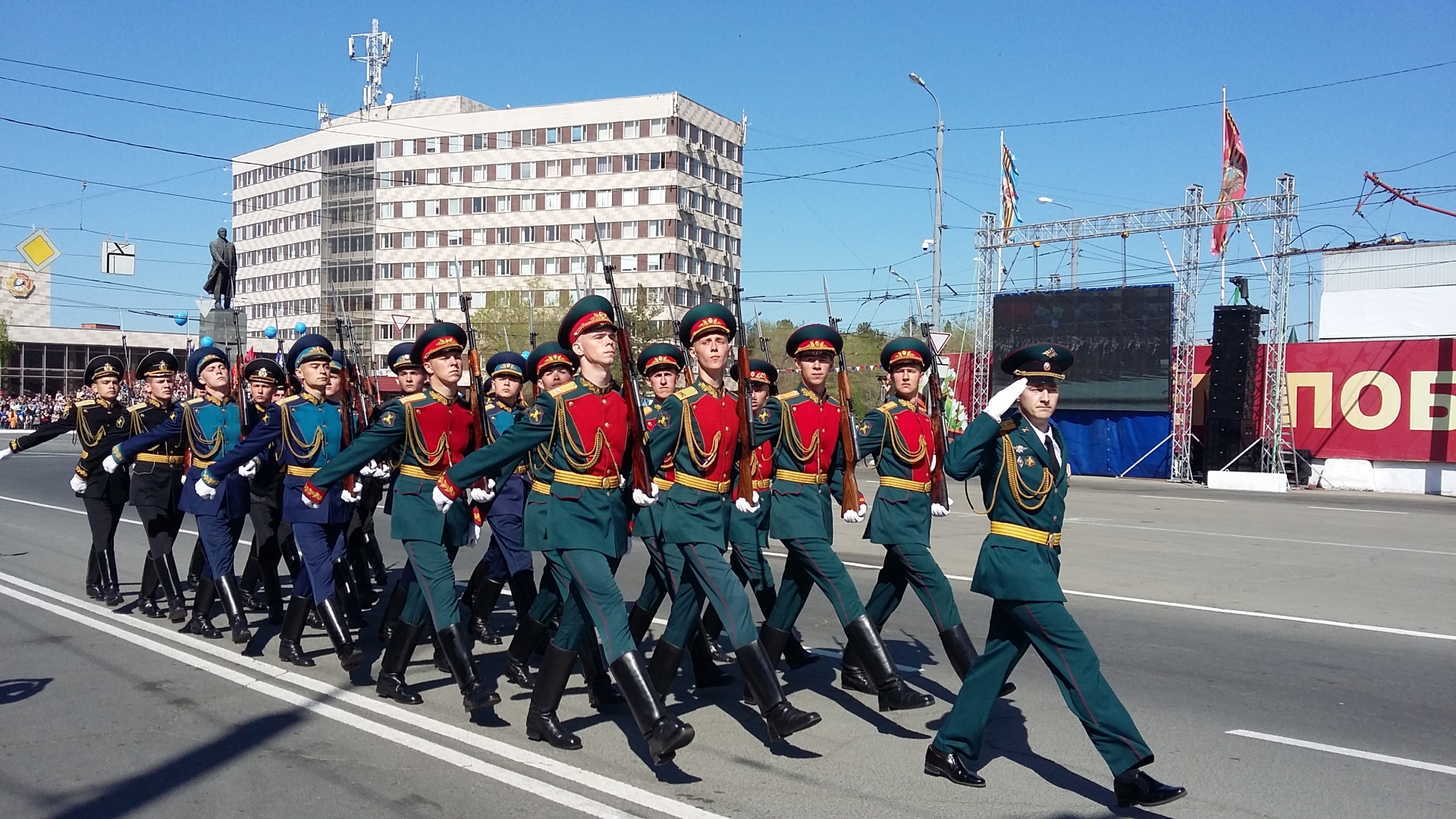 9 Мая в Оренбурге: кадеты преклонили колени перед ветеранами