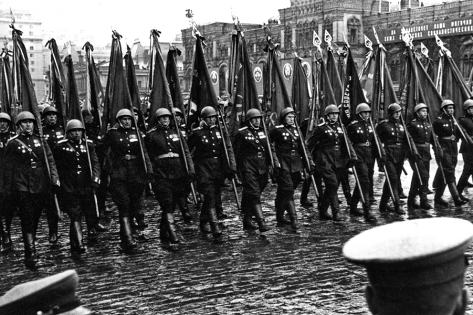 Где прошел первый парад. Парад Победы 1945 года. Парад Победы 24 июня 1945 года на красной площади. Парад 9 мая 1945 года на красной площади. Знаменосец на параде Победы в 1945 году.