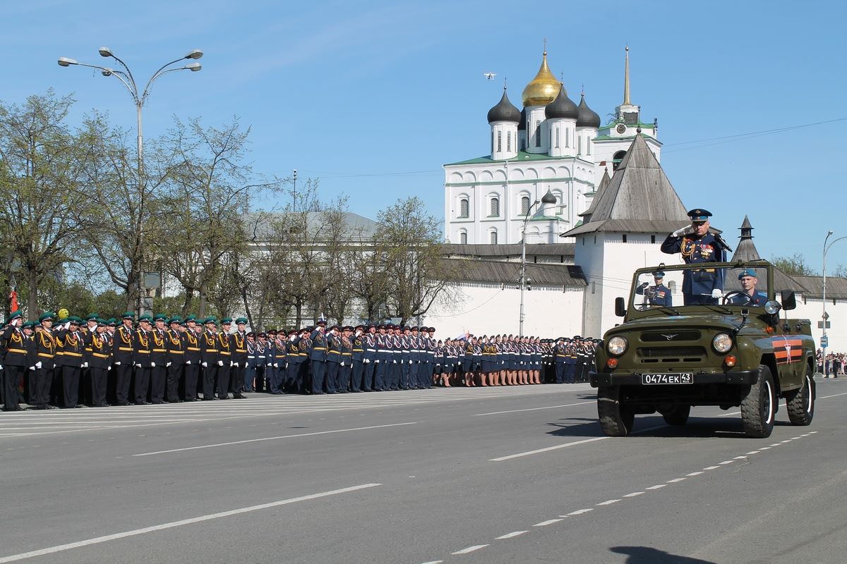 В Пскове на парад Победы вышли боевые машины десанта