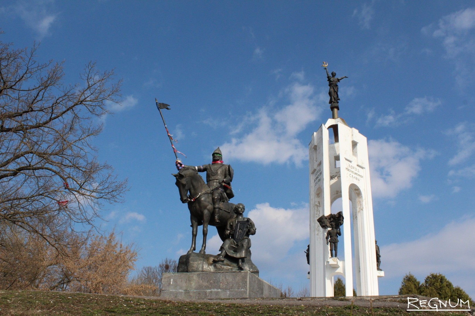 Памятники города брянска. Памятник Пересвету в Брянске. Памятник Покровская гора Брянск. Памятник Пересвету Покровская гора Брянск. Памятник Пересвету бярснек.