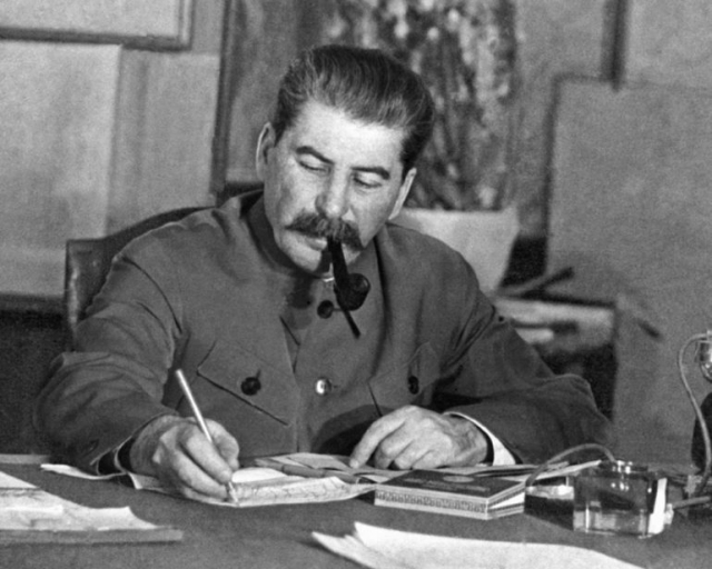 Иосиф Сталин за письменным столом