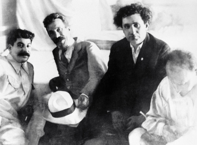 Иосиф Сталин, Алексей Рыков, Григорий Зиновьев, Николай Бухарин (слева направо)