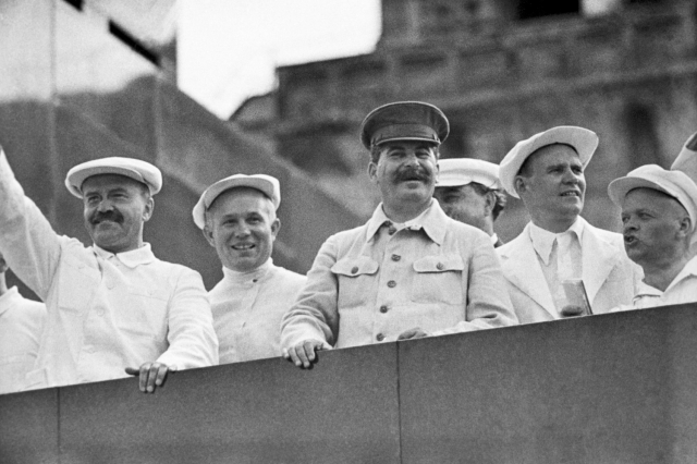 Иосиф Сталин и Никита Хрущев (второй слева) на трибуне во время парада физкультурников