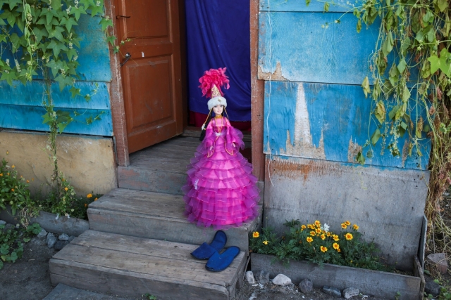 Кукла, внутрь которой кладут подарки на свадьбу. Аул Каскат, Омская область