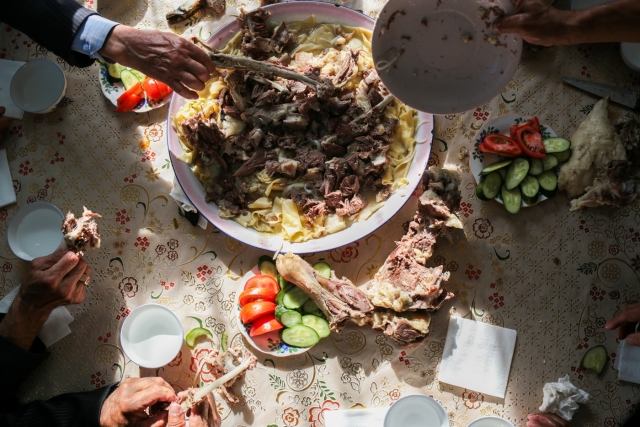 Бешбармак — блюдо из нарезанного вареного мяса и тонкого теста. Аул Каскат, Омская область