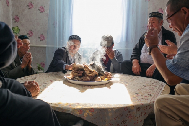 Годовые поминки по умершему (дога) — очень древняя казахская традиция. Аул Каскат, Омская область